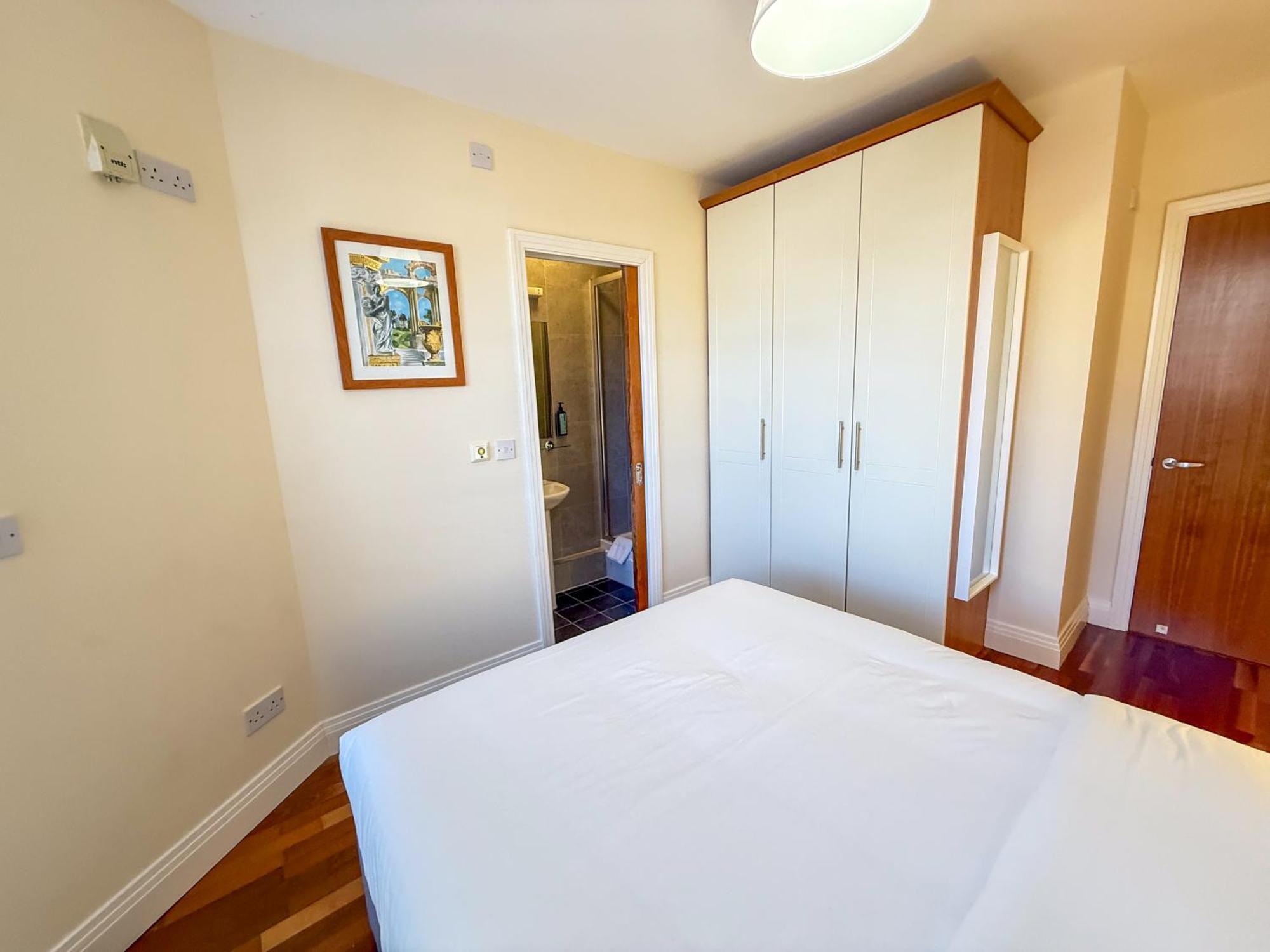 Georgian Square Apartment *