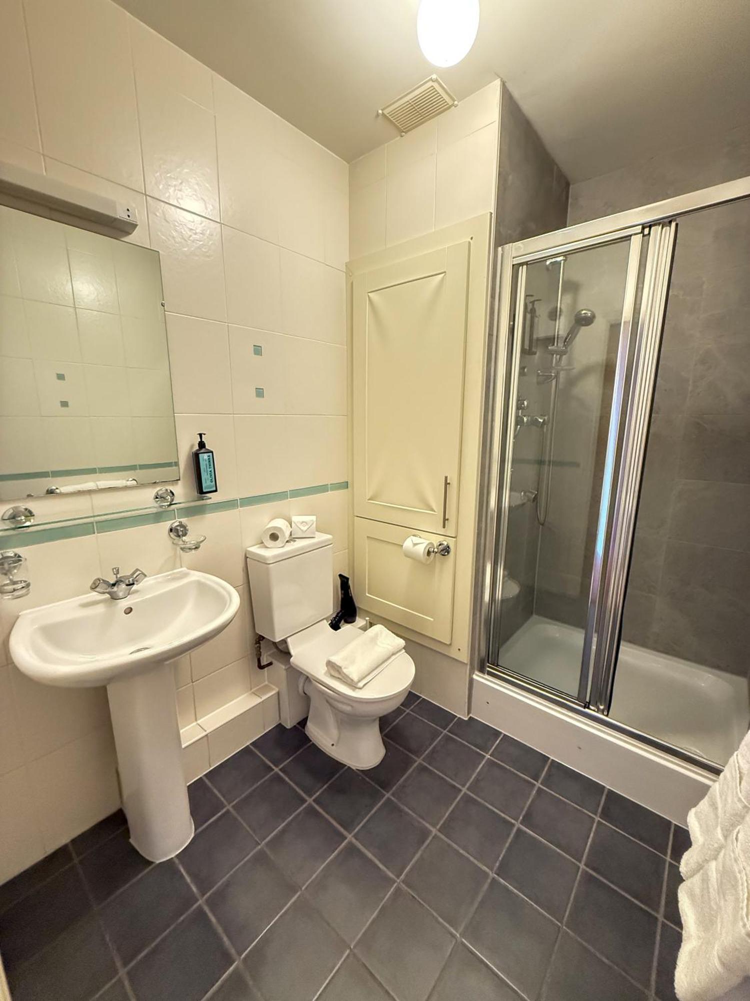 Georgian Square Apartment *