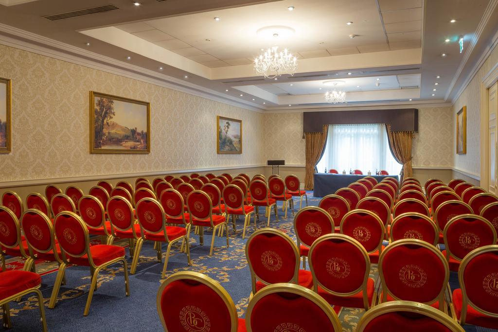 Clyde Court 4*
