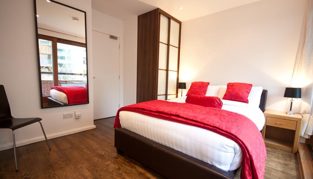 Docklands City Apartment