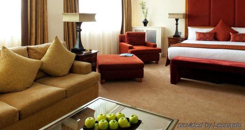 Clyde Court 4*