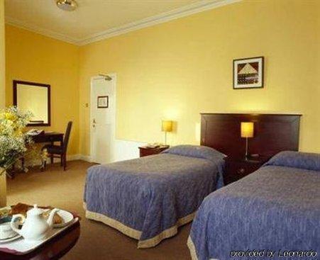 Uppercross House 3*