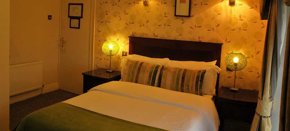 Uppercross House 3*
