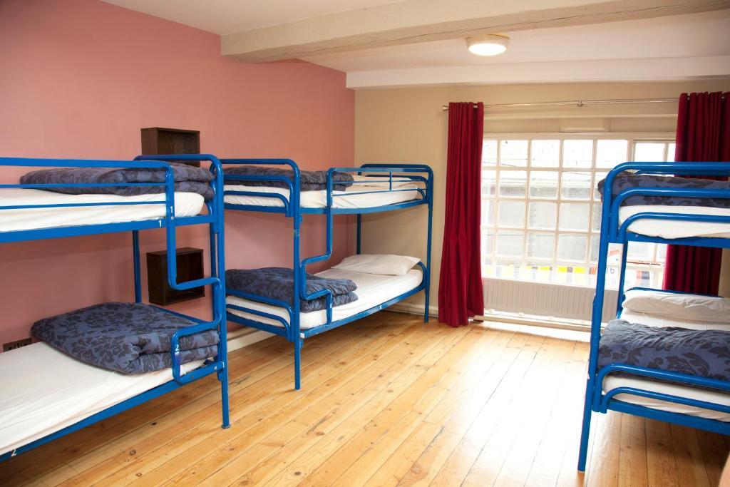 Isaacs Hostel *