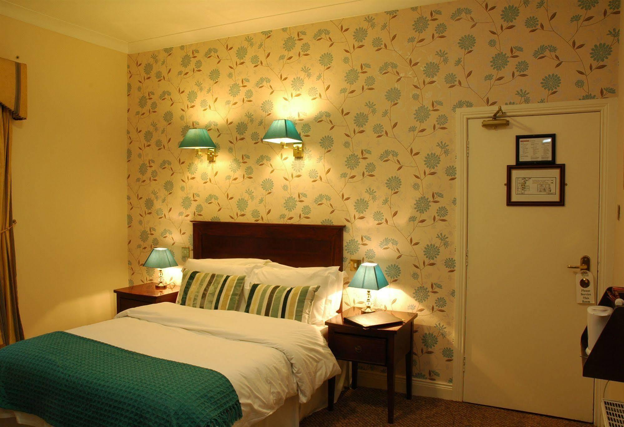 Uppercross House 3*
