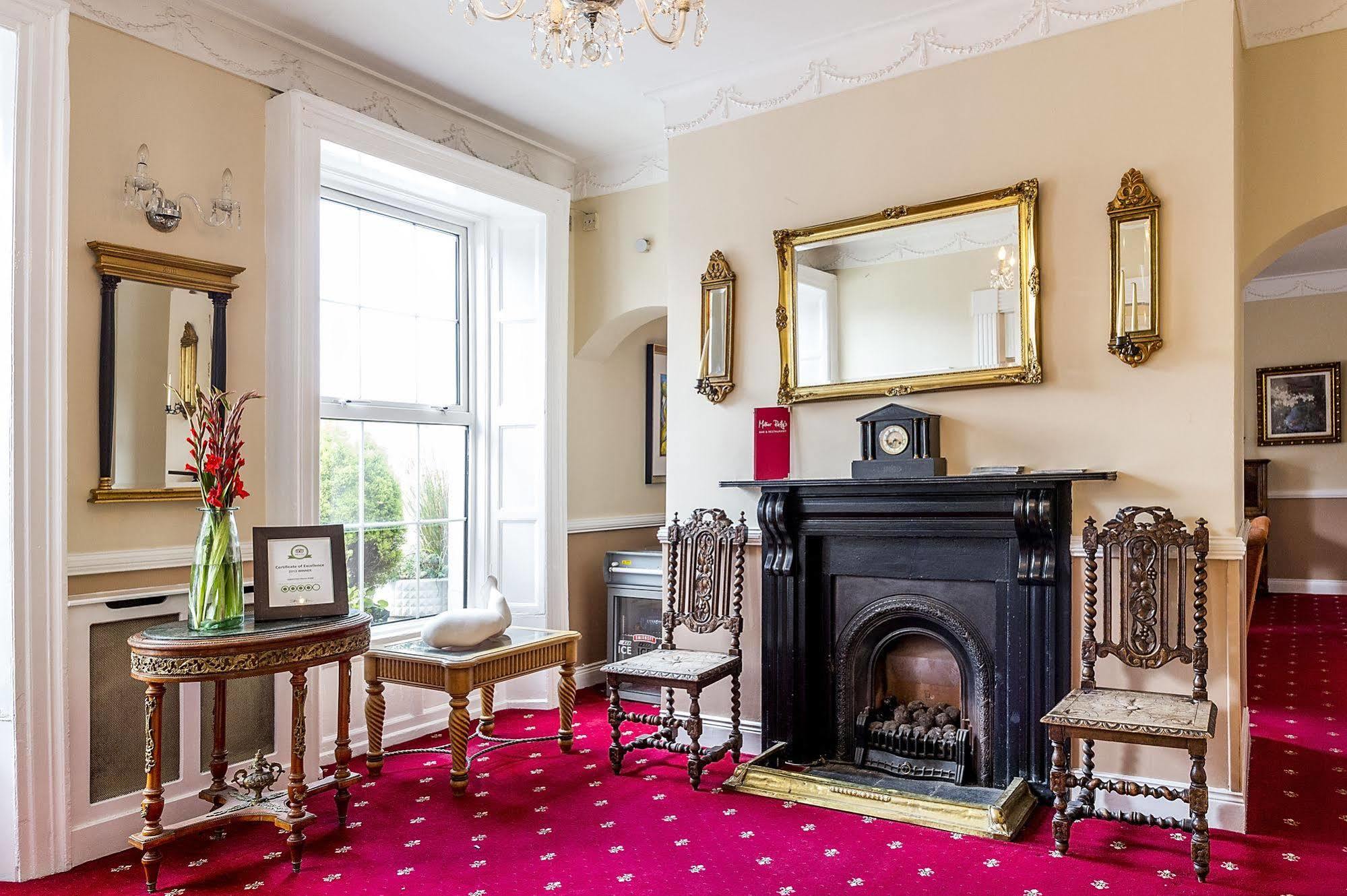 Uppercross House 3*