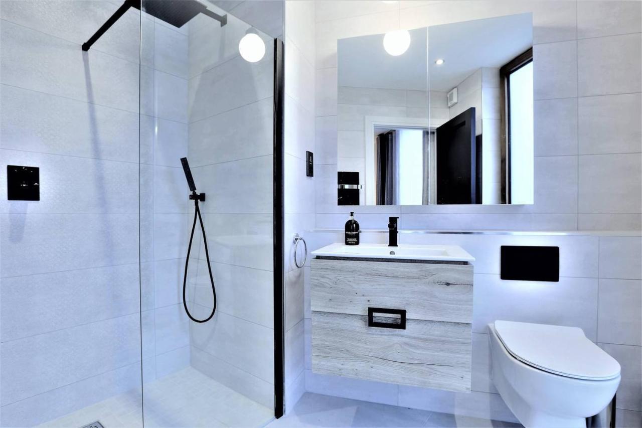Brand New! Large & Luxurious Mews In 4!