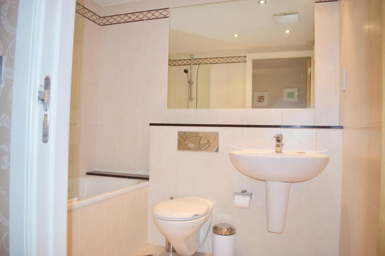 2 Bedroom Grand Canal Dock- Breathtaking Liffey Views Apartment *