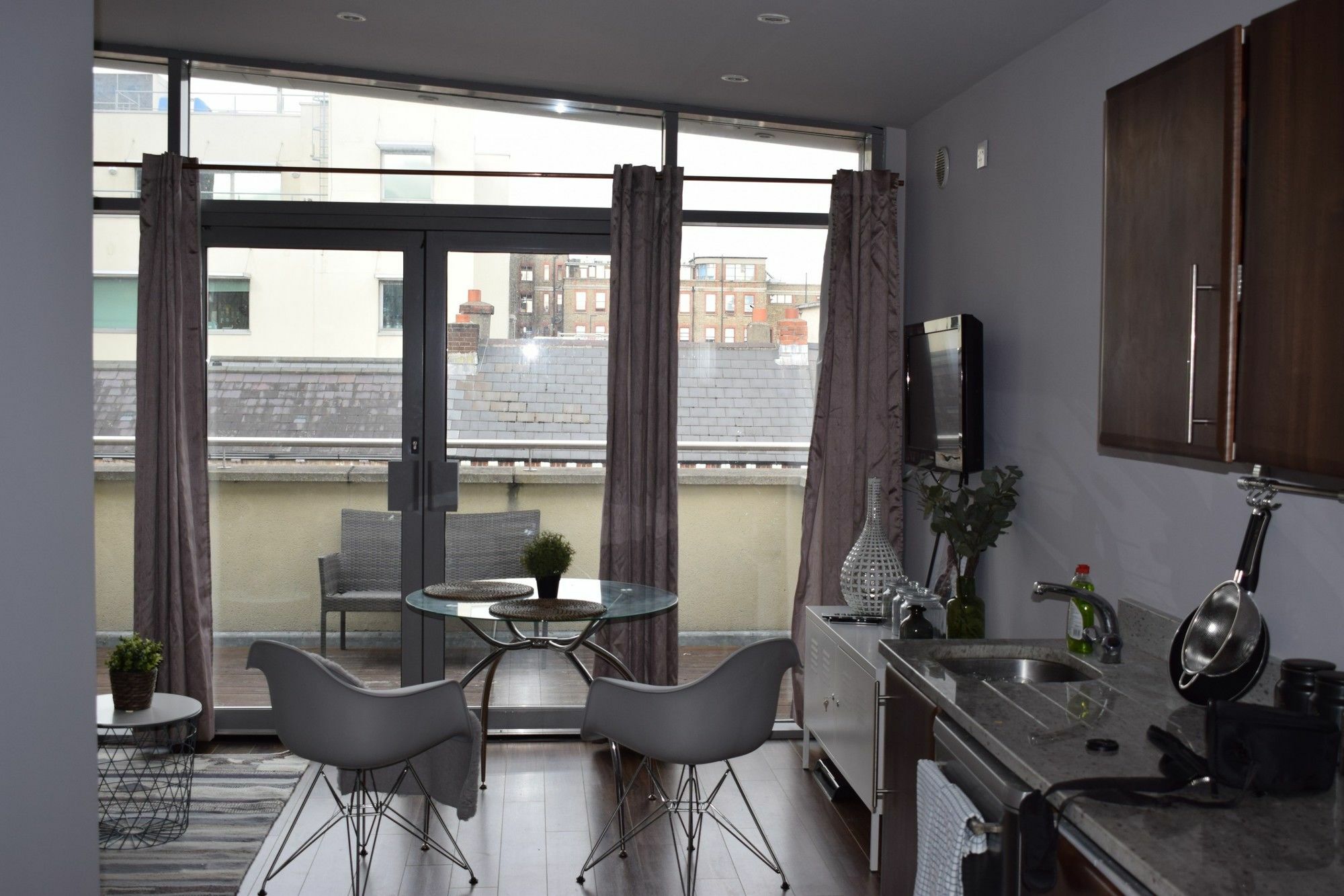 1 Bedroom With Balcony In