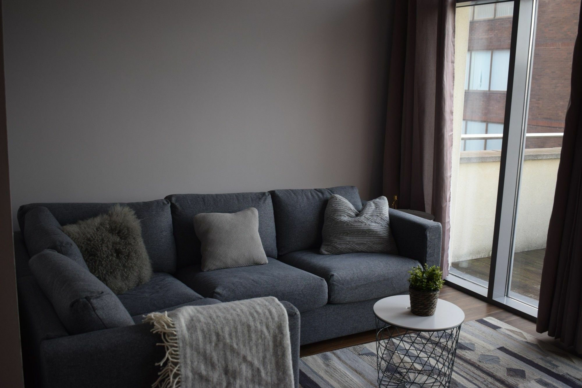 Apartment 1 Bedroom With Balcony In *