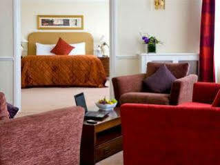 Clyde Court 4*
