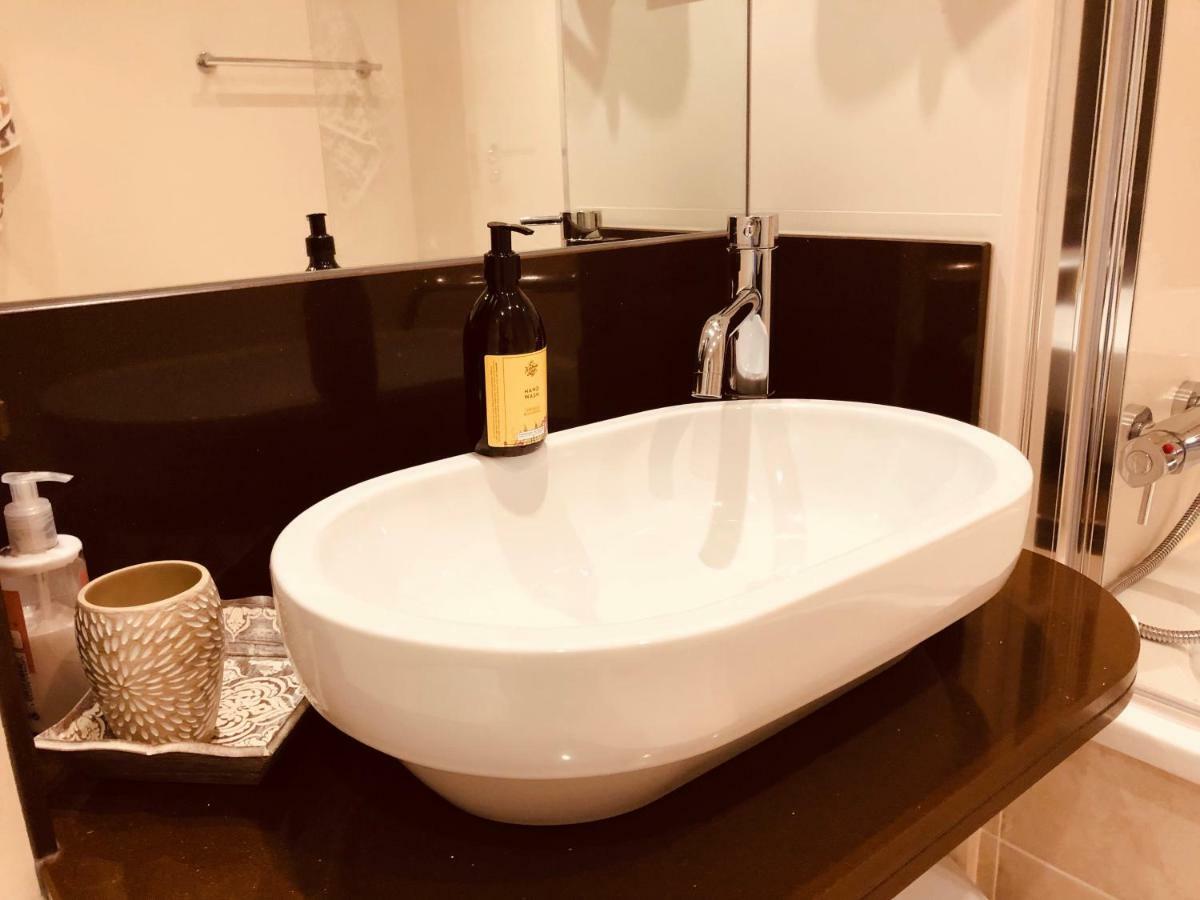 Deluxe Double In Modern Close To Rds & Centre Bed & Breakfast *