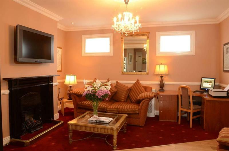 Uppercross House 3*