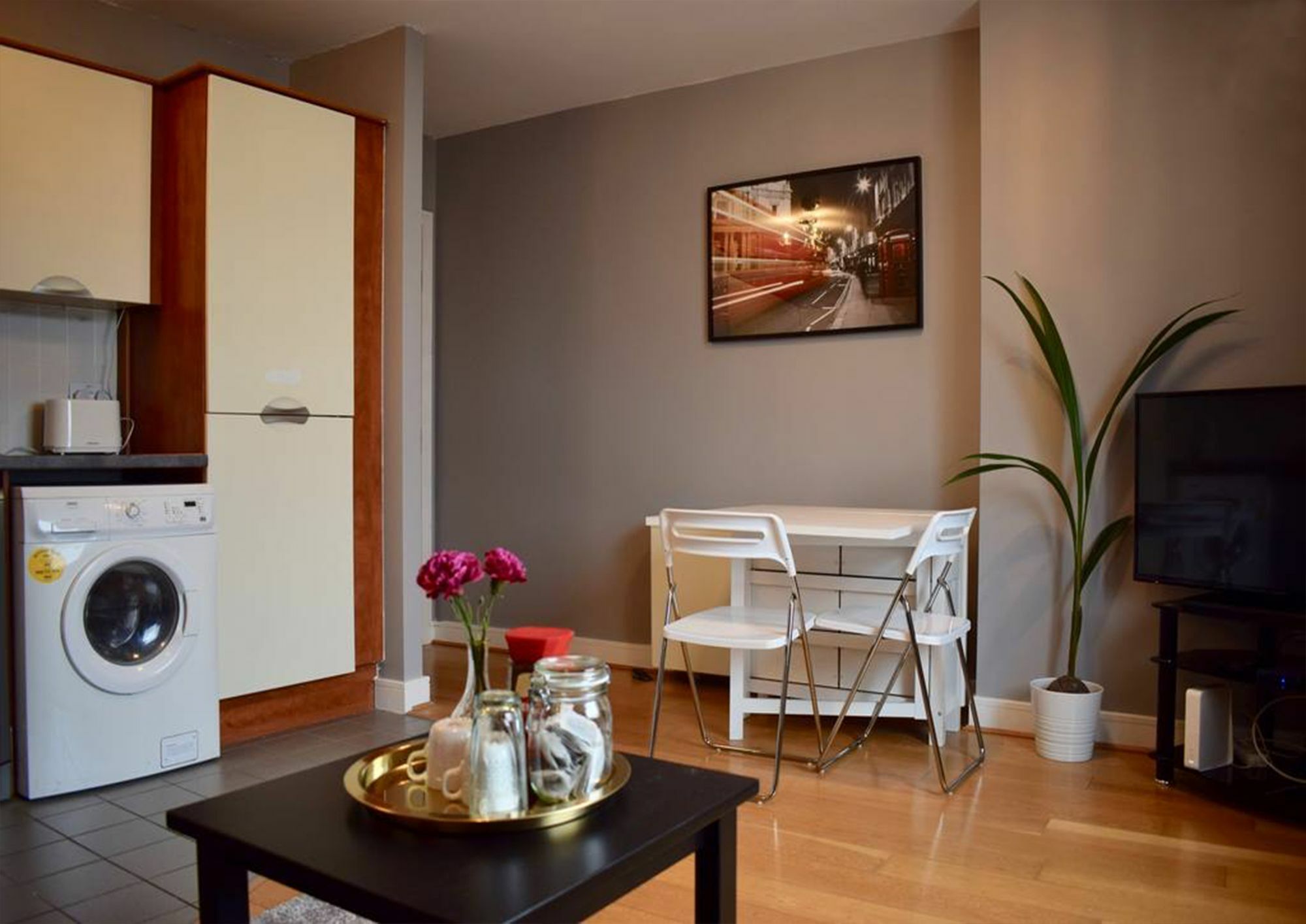 Greeg Court Apartment *