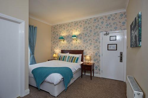 Uppercross House 3*