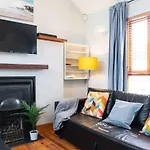 Beautiful Cottage Central Location Fast Wifi N Tv