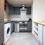 Contemporary 2Br Flat In Dublin\'S Cultural Hub