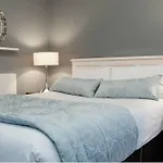 Temple Street Aparthotel