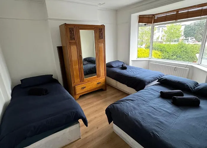 Big Family Room In Room At 2 Iveragh Rd-4