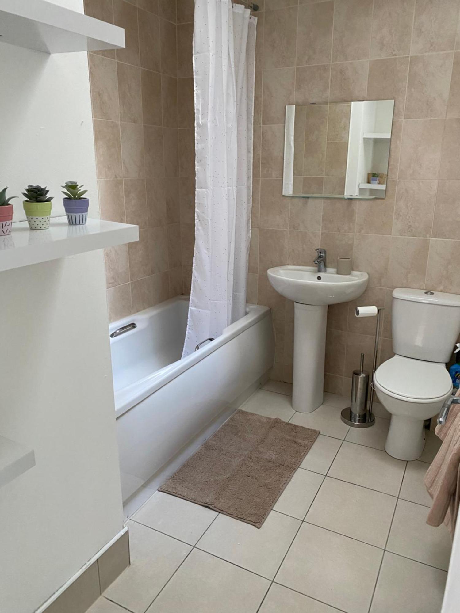 Apartment Modern Comfortable Four Bedroom House In Great Location *