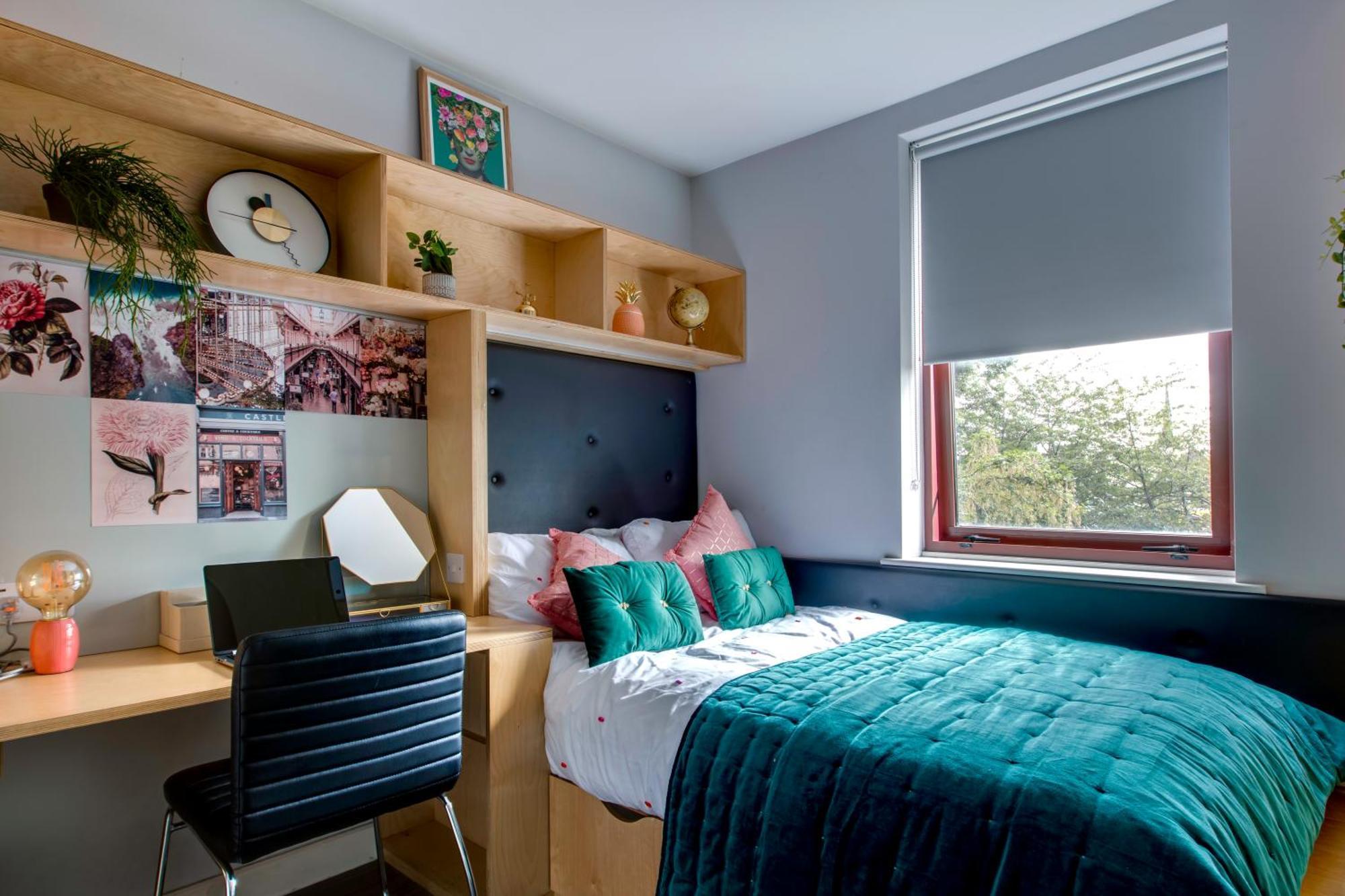 Yugo Explore - Broadstone Hall Apartment *