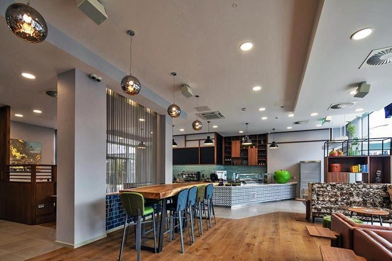 Living Chic Private Ensuite In Apartment *