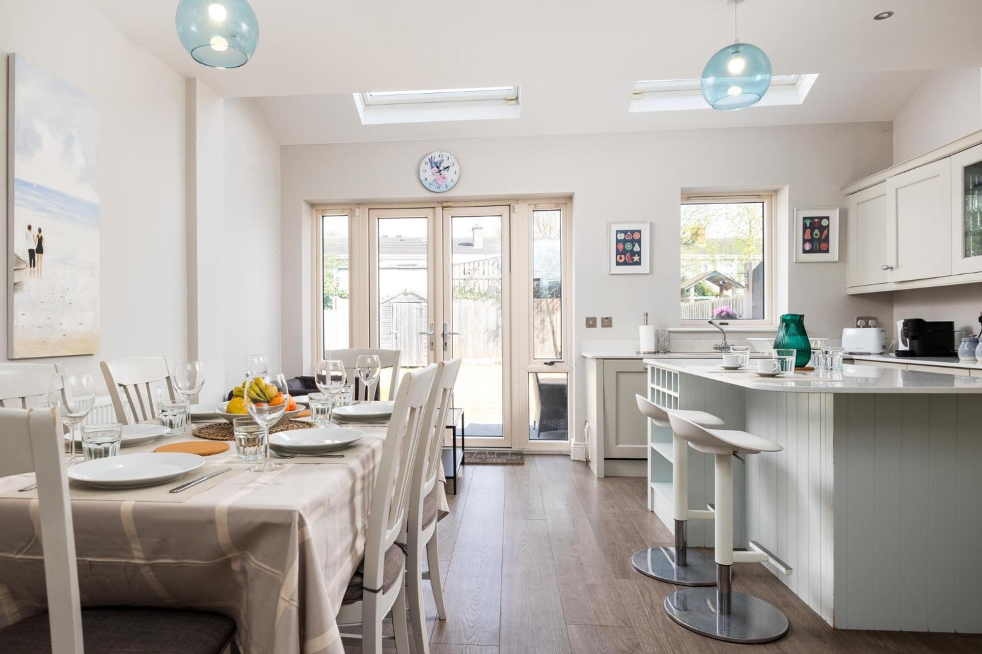 Elegant 5-bed By Sea & City, Parking & Garden - Ideal For Long Ferienhaus
