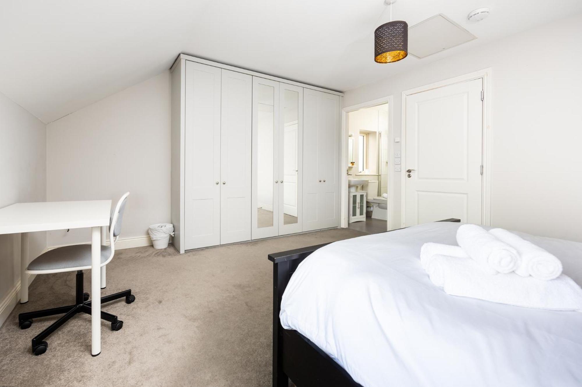Ferienhaus Elegant 5-bed By Sea & City, Parking & Garden - Ideal For Long