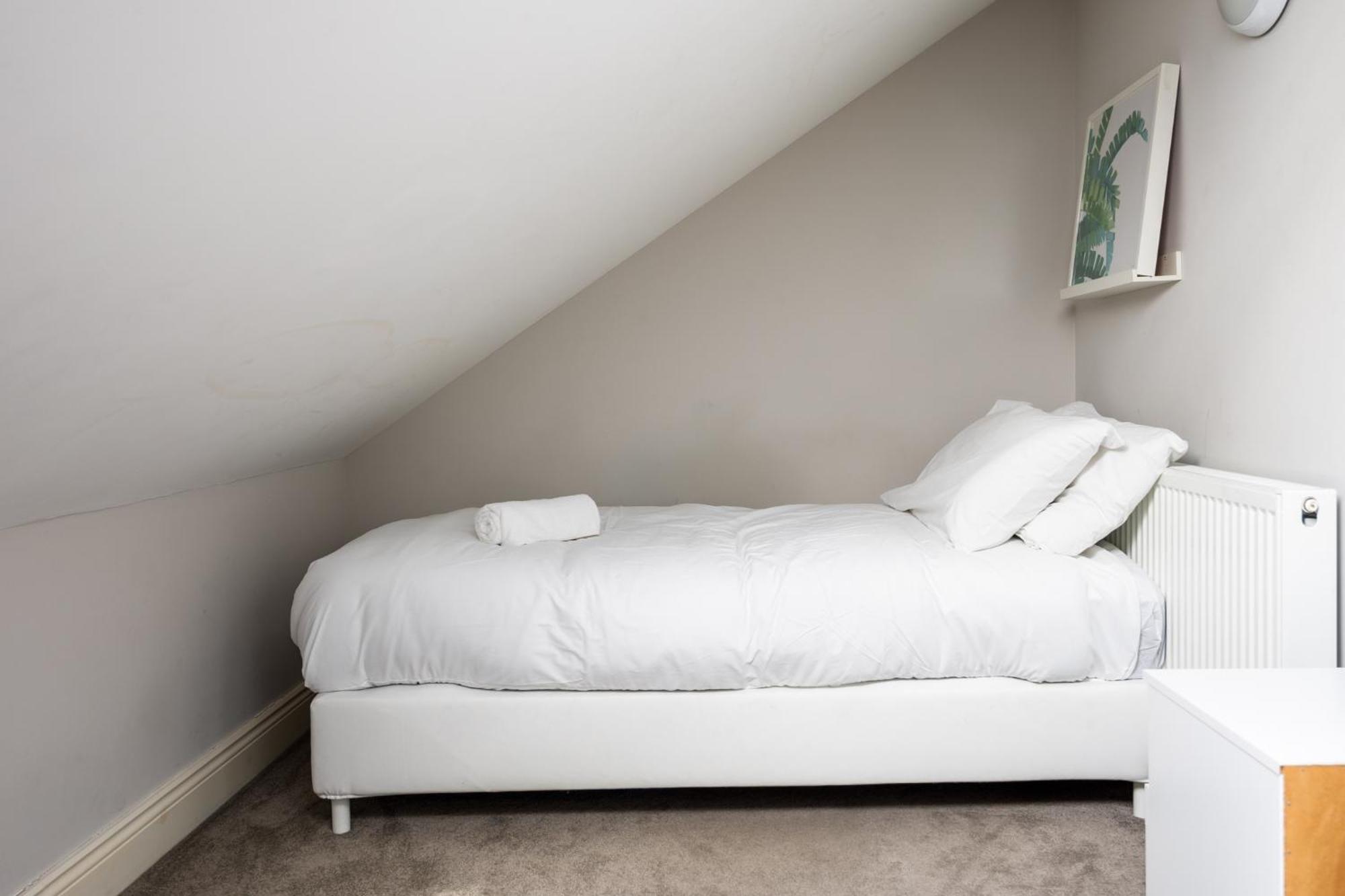 Elegant 5-bed By Sea & City, Parking & Garden - Ideal For Long Ferienhaus