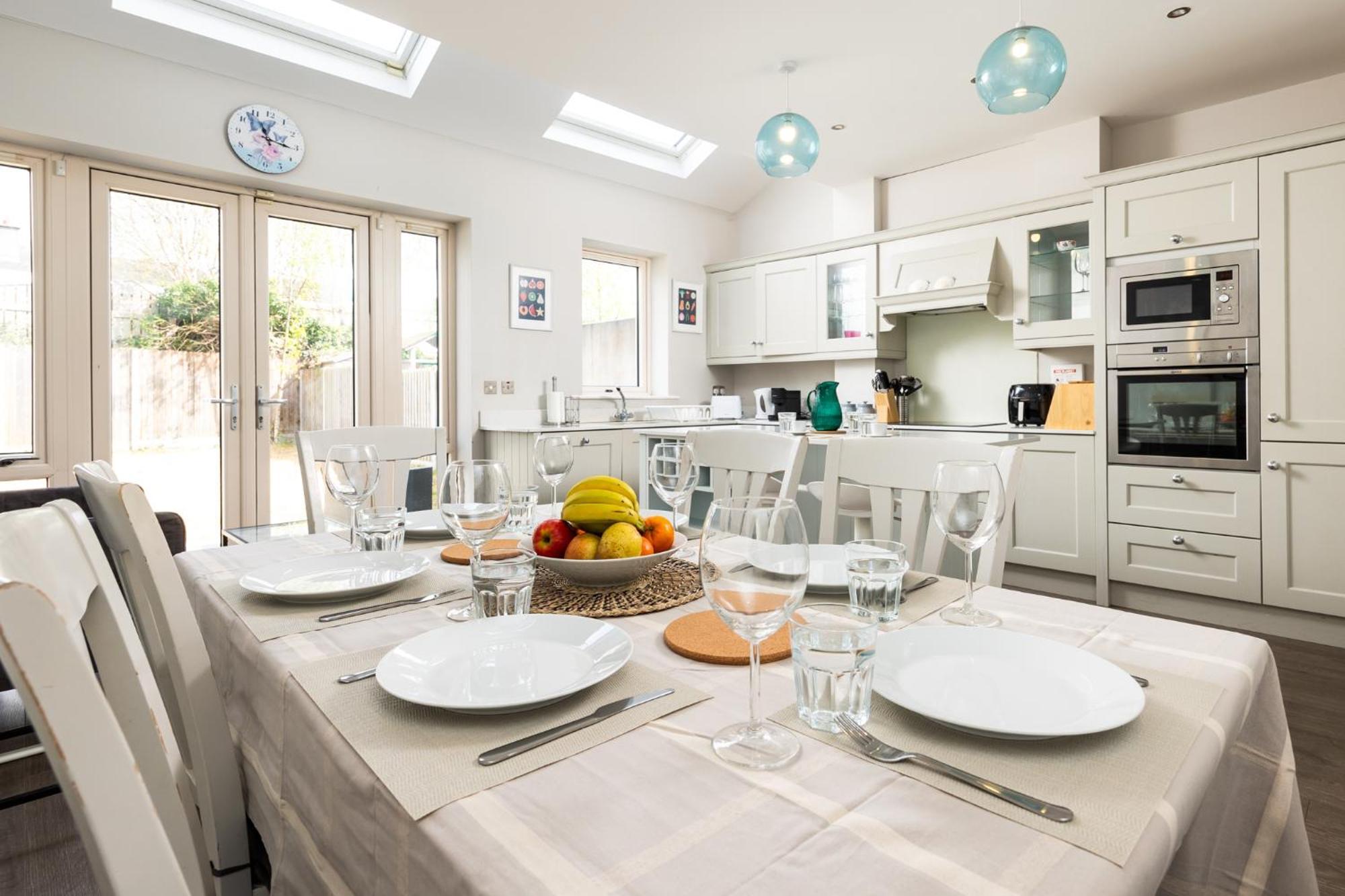 Elegant 5-bed By Sea & City, Parking & Garden - Ideal For Long Ferienhaus