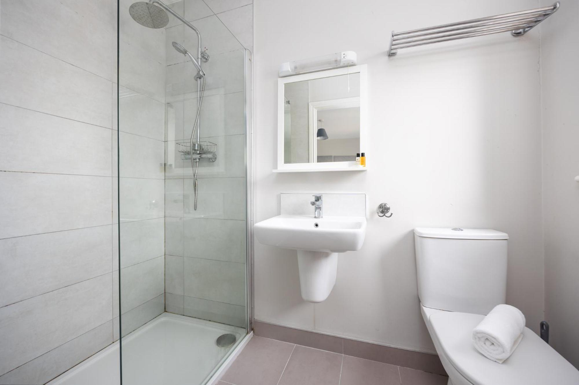 Ferienhaus Elegant 5-bed By Sea & City, Parking & Garden - Ideal For Long *