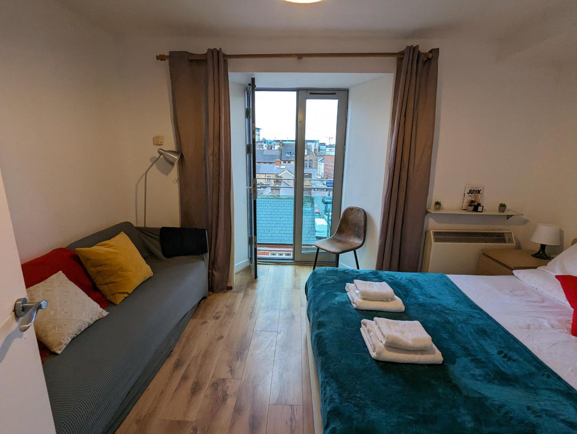 Spacious 3-bed In Center Appartement