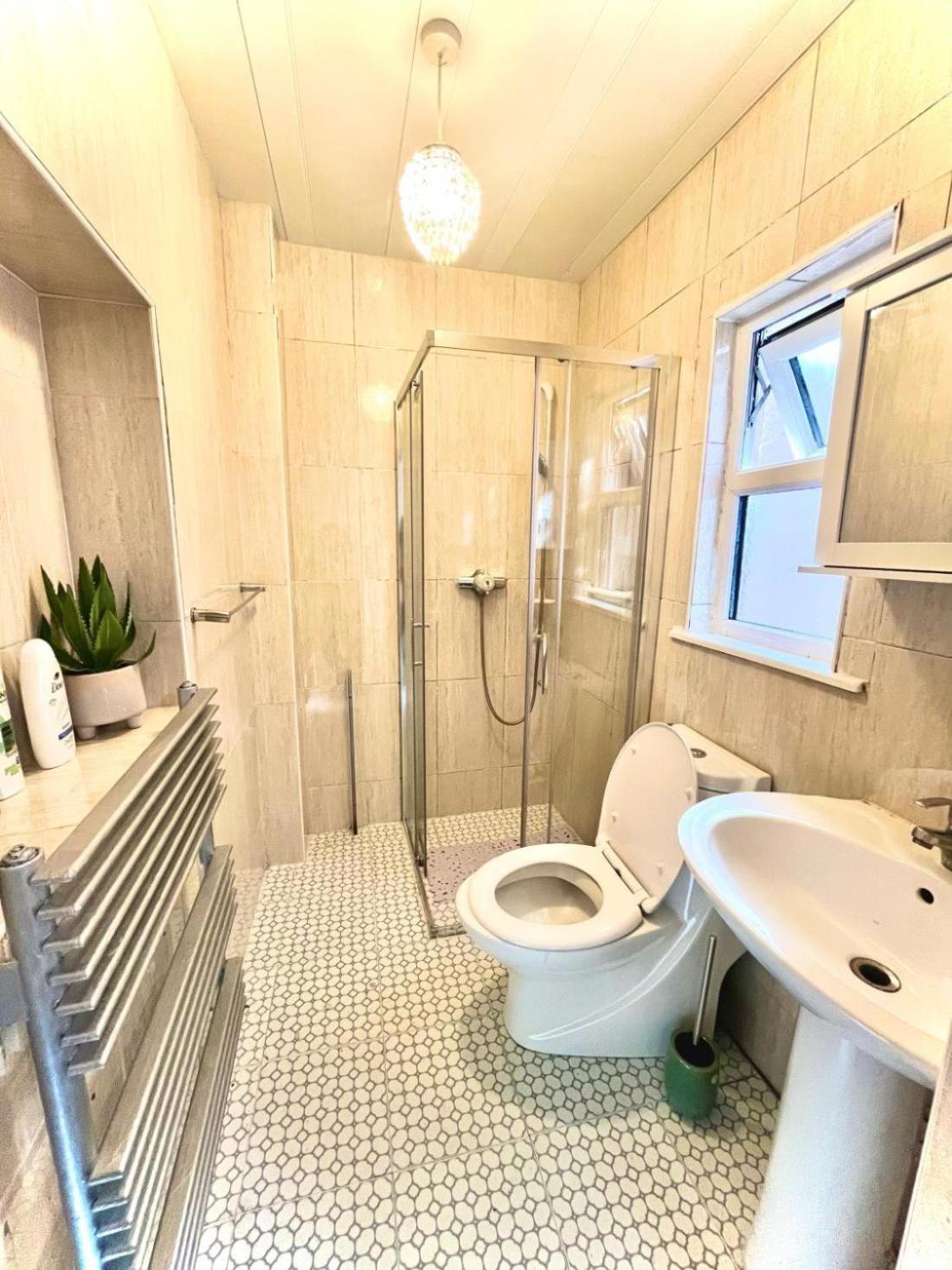 In House - 1-spacious Modern Duplex 2b2b Guest house