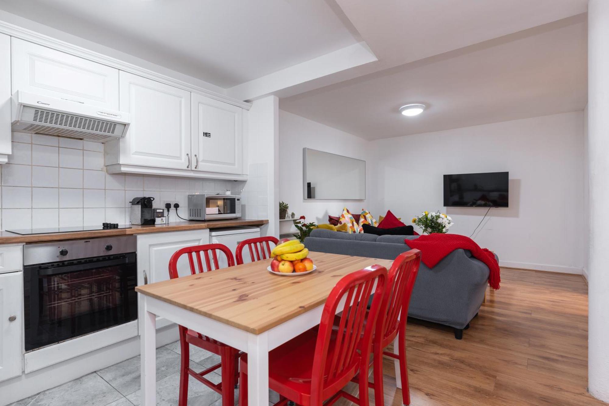 Spacious 3-bed In Center Appartement *