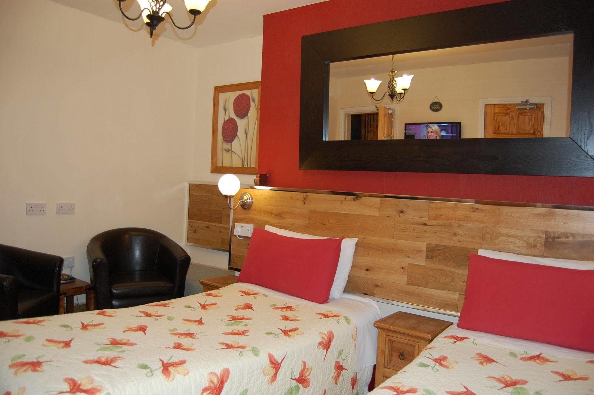 Flyover Hotel *