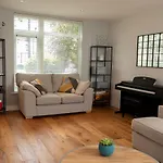 Guestready - Spacious 3Br House With Patio