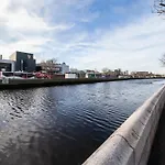 Stylish And Trendy 2Br Apartment Near City Centre