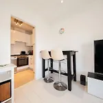 Stylish And Trendy 2Br Apartment Near City Centre