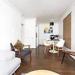 Central Dublin 2Br Apartment With Balcony