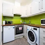 Central Dublin 2Br Apartment With Balcony
