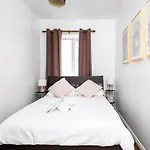 Central Dublin 2Br Apartment With Balcony