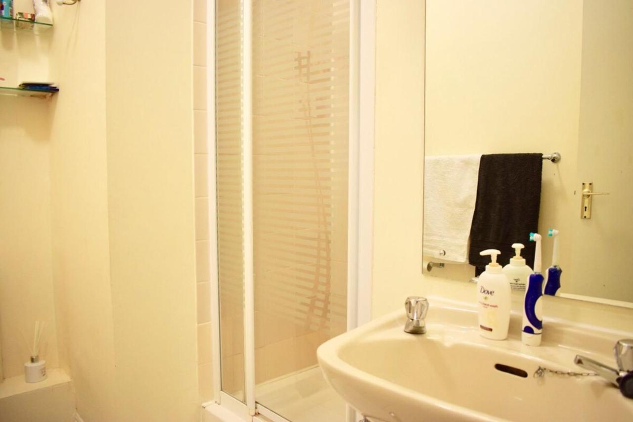Lovely 1 Bedroom In Apartment *