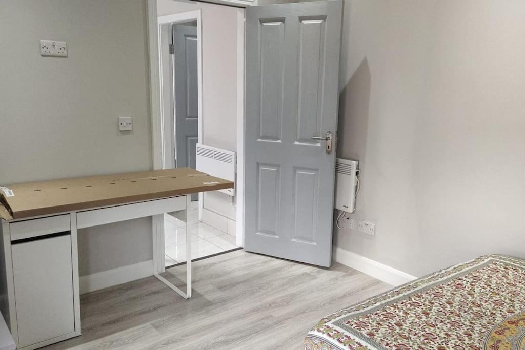 With Private Kitchen Apartment *