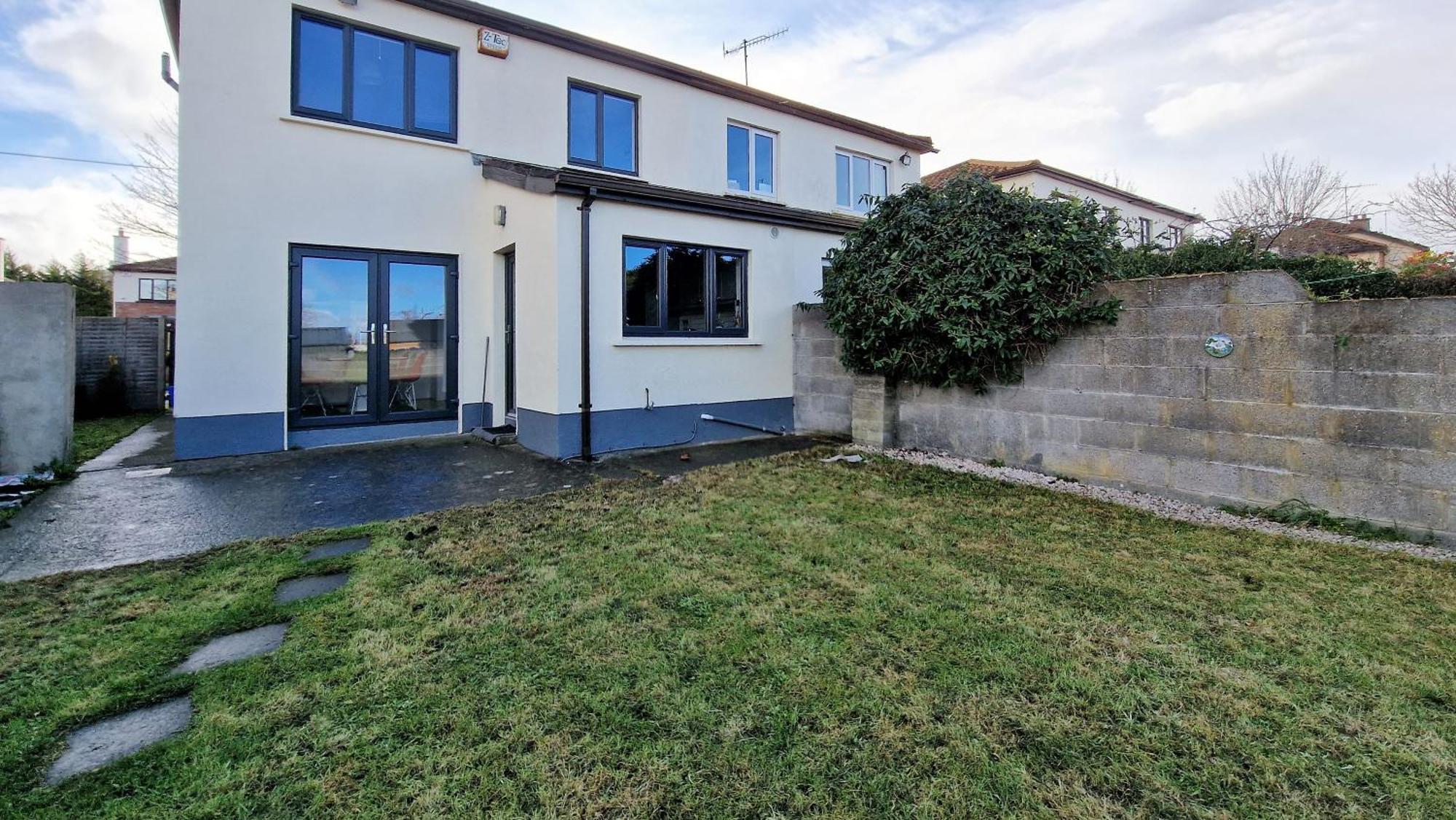 2 Minute Walk To Luas Holiday home