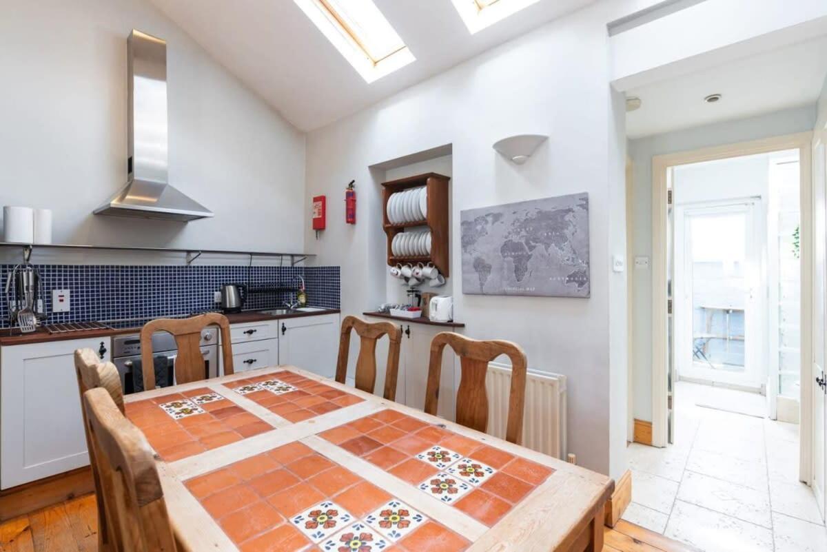 Beautiful Location Fast Wifi N Tv Holiday home *