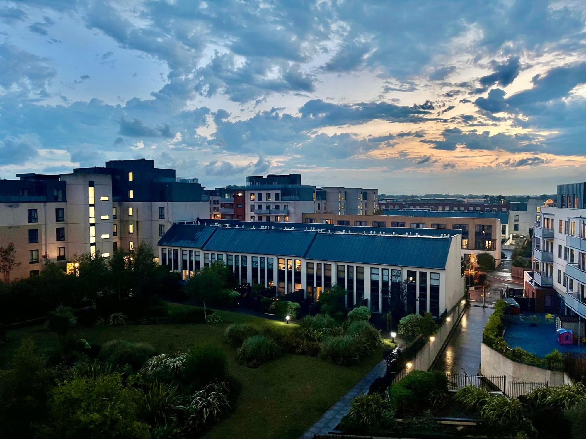 Luxurious Entire With Grand Living Space And Panoramic Balcony Views * Dublin