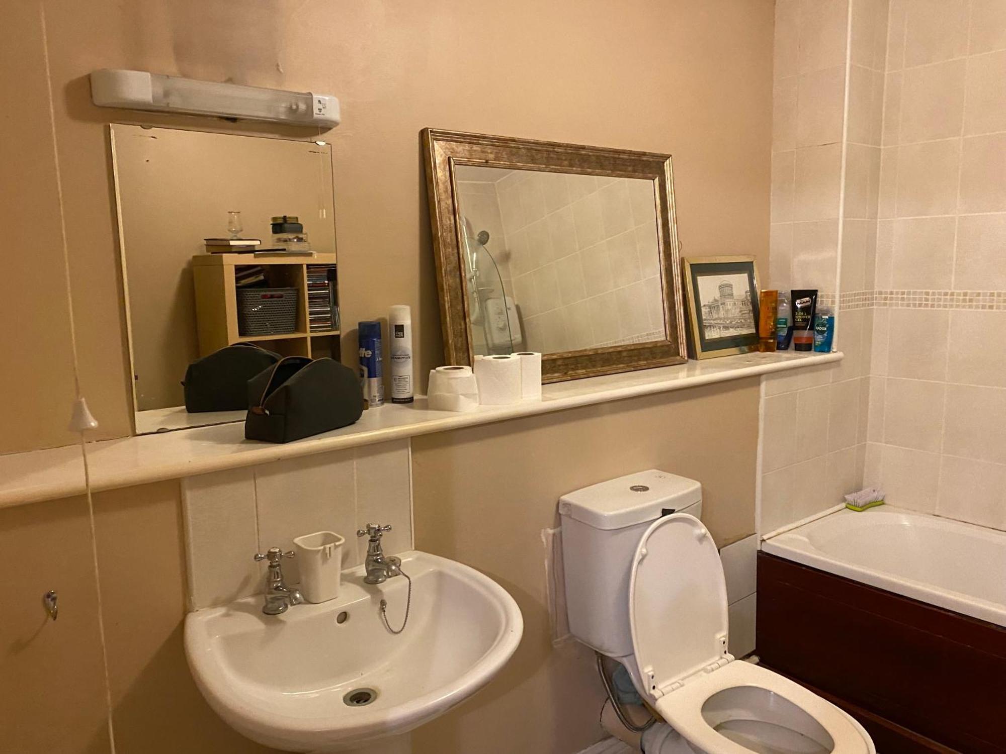 Comfy Near Airport With Free Parking Homestay