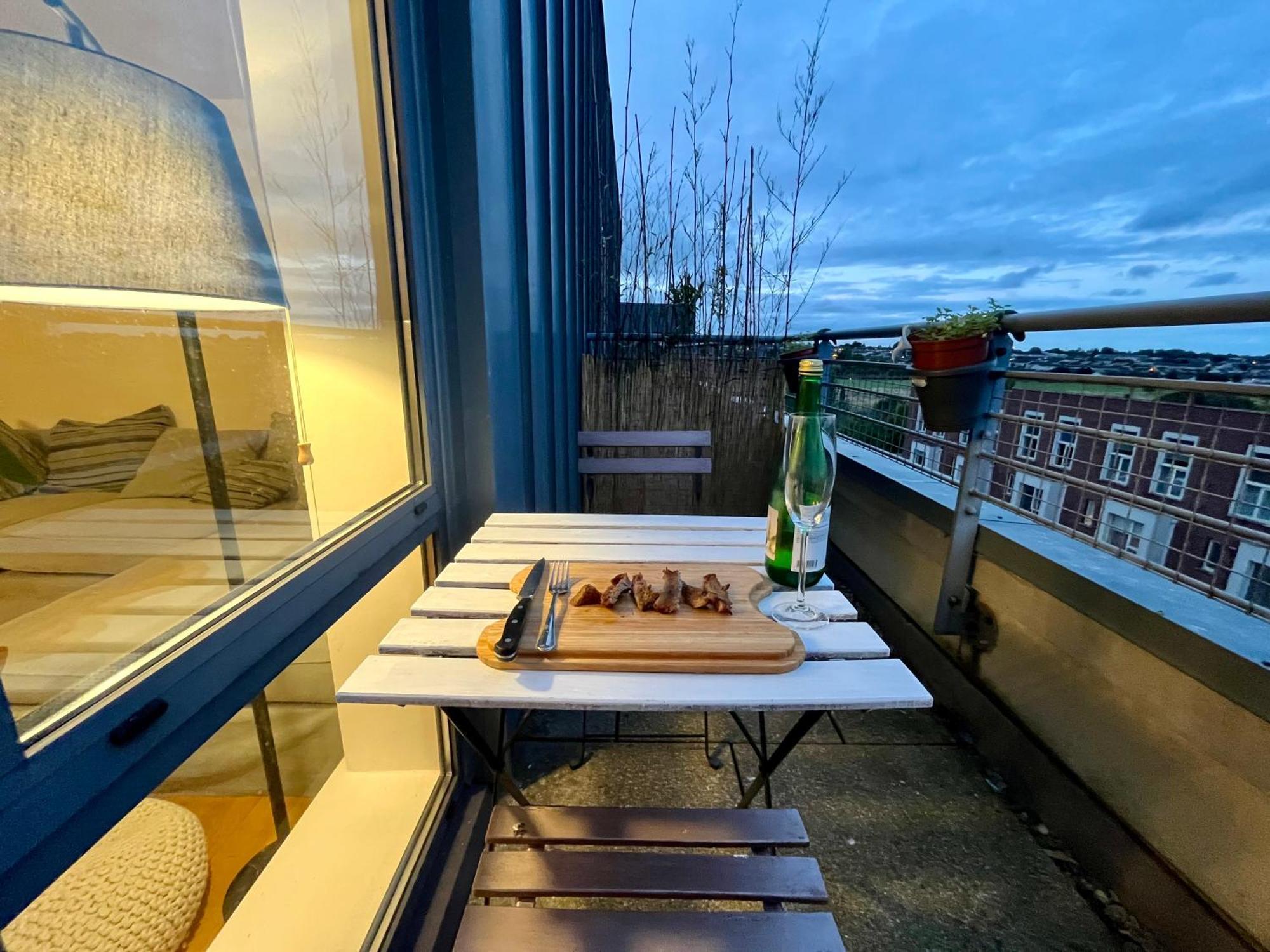 Luxurious Entire With Grand Living Space And Panoramic Balcony Views Dublin
