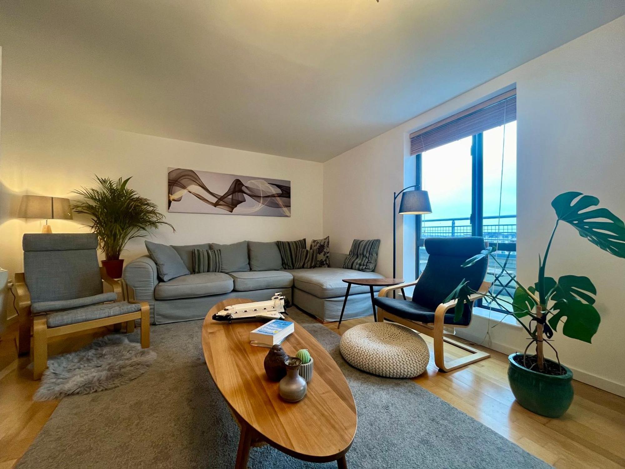 Luxurious Entire With Grand Living Space And Panoramic Balcony Views *