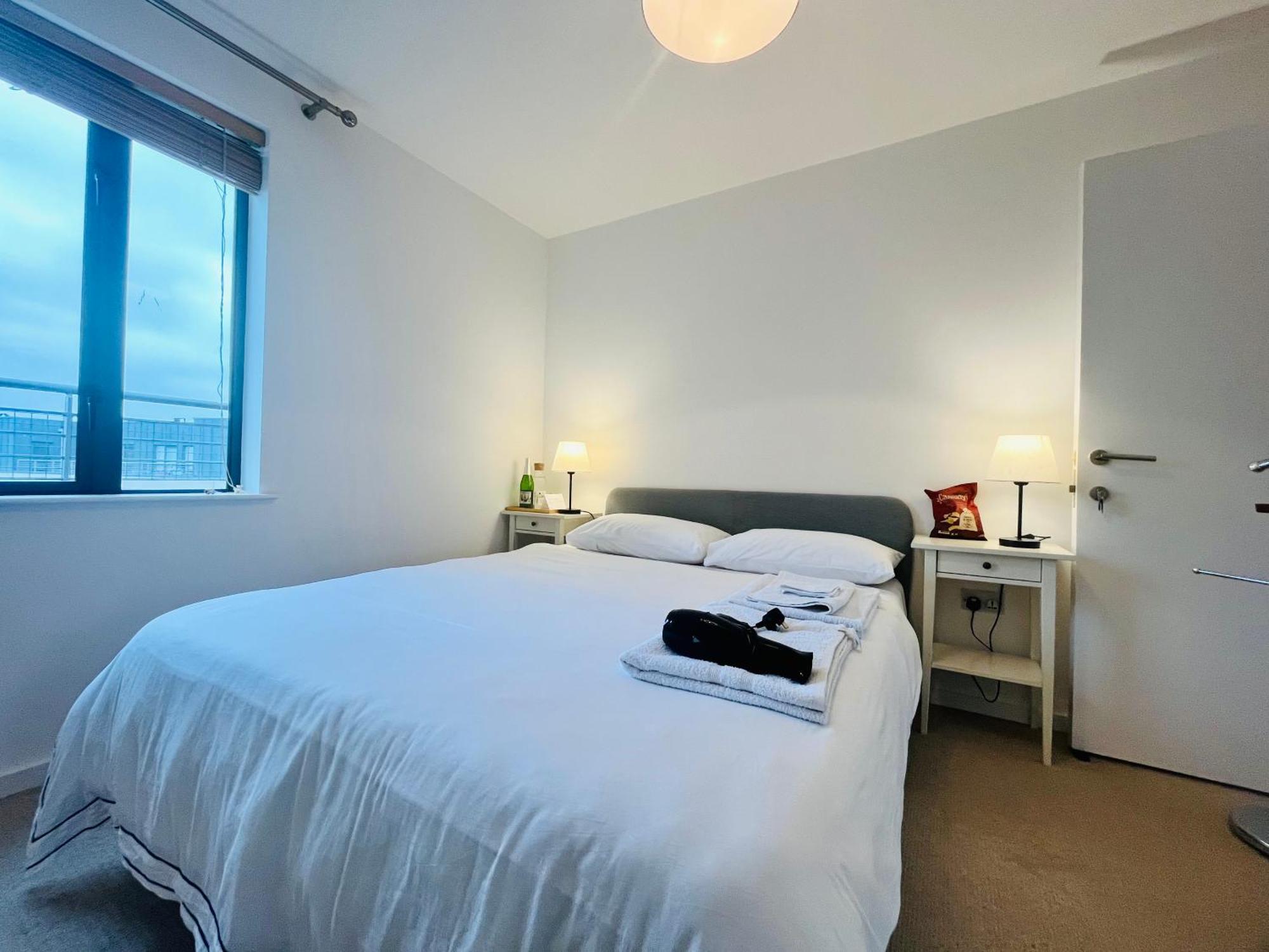 Homestay Luxurious Entire With Grand Living Space And Panoramic Balcony Views Dublin